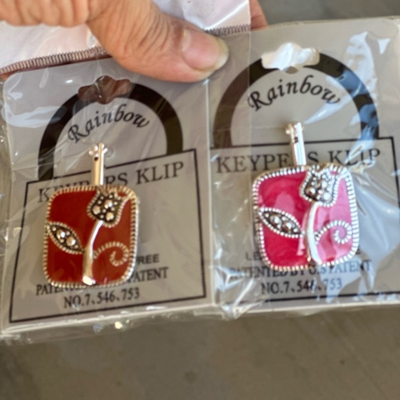 Patented Keychain Purse Hook, with a silver flower by Rainbow Keypers key chain - Picture 6 of 6